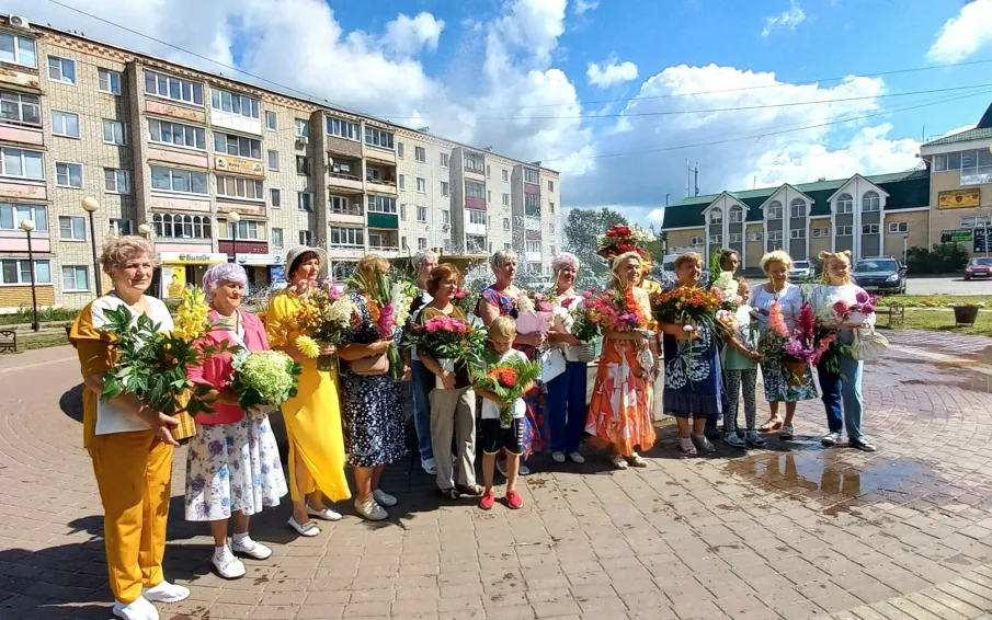 Выставка цветов, организованная кулебачанками серебряного возраста, добавила сочных красок и очарования этому дню!